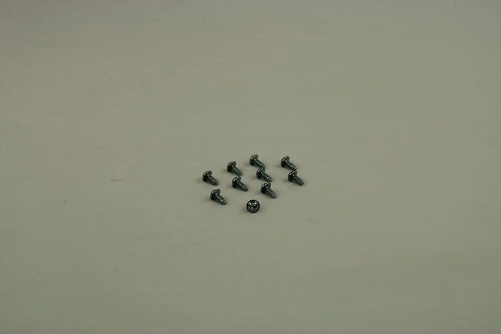 Zehn schwarze Schrauben mit flachem Kopf auf hellem Hintergrund, im oberen Bereich leicht geneigtes Anordnungsmuster, hergestellt von Bosch.